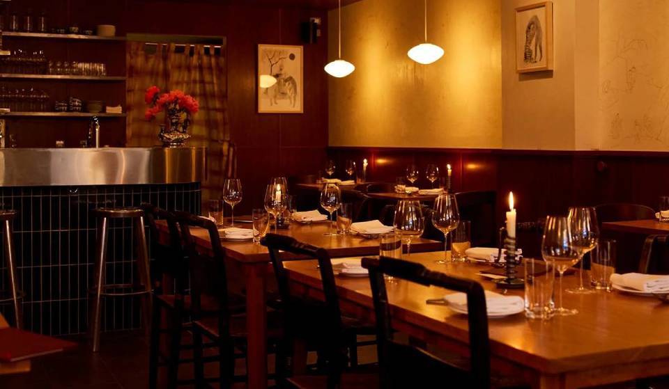 Ce bar à vin de 28 places, niché dans l’une des plus vieilles rues de Chinatown, vient d’être classé parmi les meilleurs nouveaux restaurants des États-Unis — avec une carte des vins de 25 pages et une cuisine chinoise maison