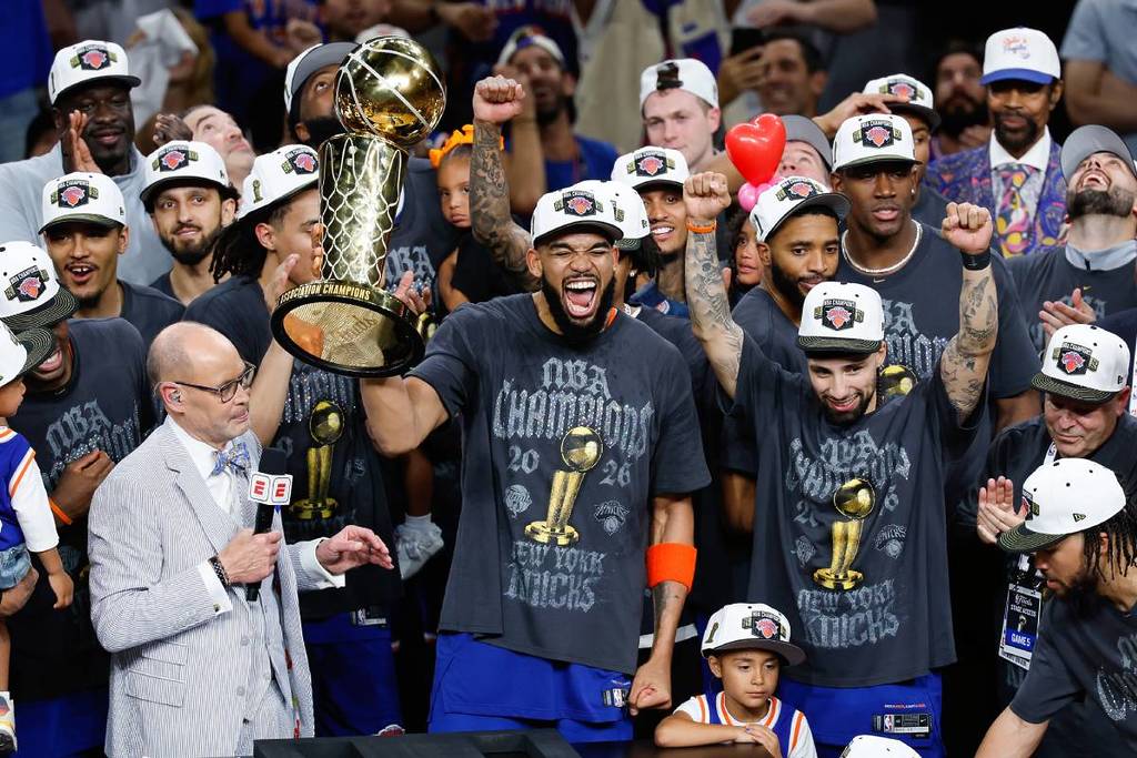 SAN ANTONIO, TEXAS – 13 DE JUNHO: Karl-Anthony Towns, nº 32 do New York Knicks, comemora com o Troféu Larry O’Brien após a vitória contra o San Antonio Spurs no quinto jogo das Finais da NBA de 2026, no Frost Bank Center, em 13 de junho de 2026, em San Antonio, Texas. NOTA AO USUÁRIO: O usuário reconhece e concorda expressamente que, ao baixar e/ou usar esta foto, está aceitando os termos e condições do Contrato de Licença da Getty Images