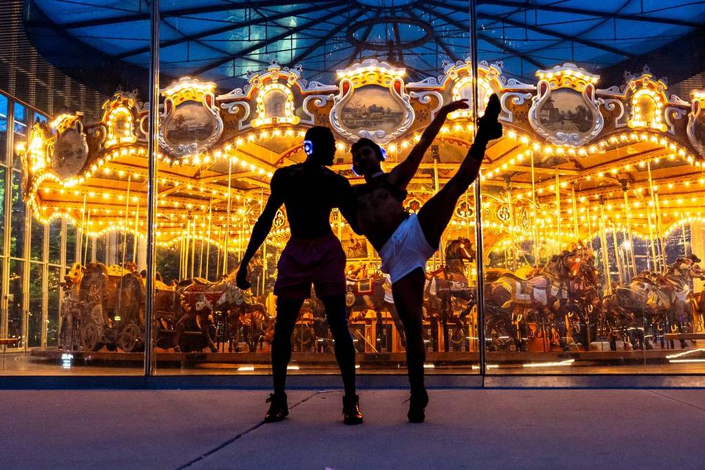 Un ballet « silent disco » en plein air de 75 minutes, le premier du genre, envahit les rues pavées de Brooklyn cet été 