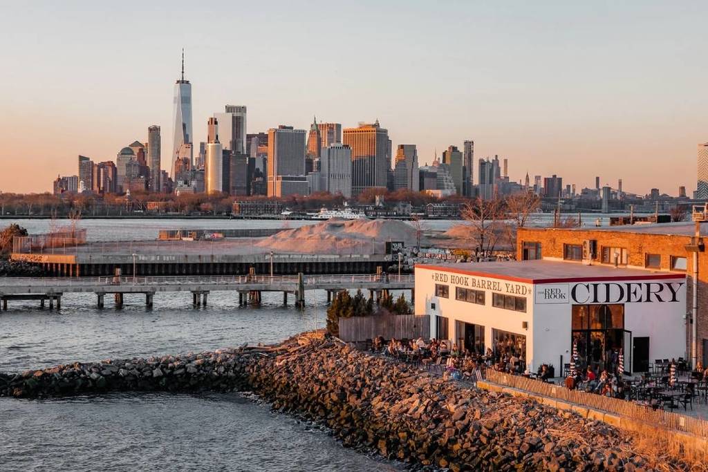 Questo nascosto complesso “3 in 1” sul lungomare è nascosto nel quartiere più remoto di Brooklyn: ospita un’azienda vinicola, una distilleria, un sidrificio e offre una vista a 180° sullo skyline di Manhattan