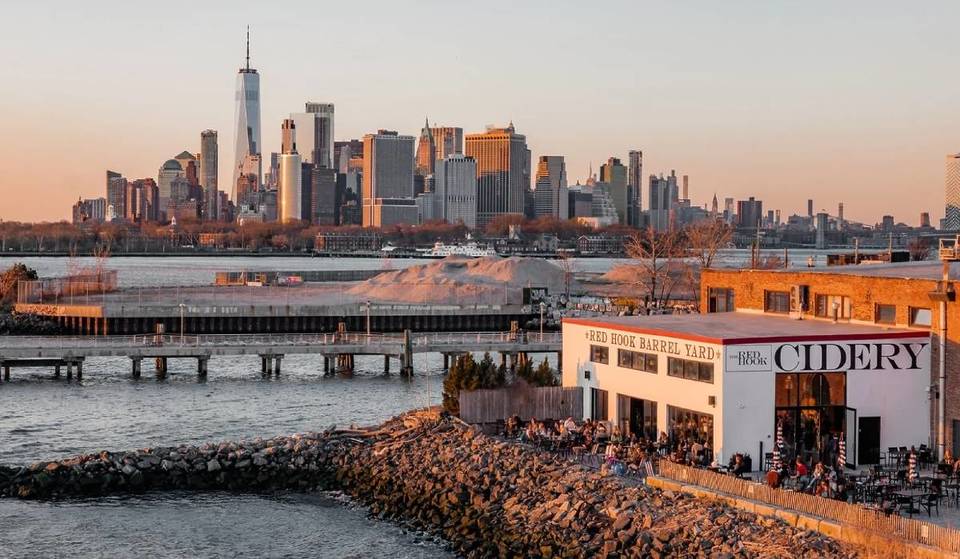 Dieser versteckte 3-in-1-Fasshof am Wasser liegt versteckt in Brooklyns abgelegenstem Viertel – mit einem Weingut, einer Brennerei, einer Cider-Manufaktur und einem 180°-Blick auf die Skyline von Manhattan