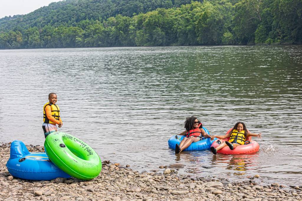 «Sembra di essere in un altro mondo» — La più lunga avventura di river tubing vicino a New York è ufficialmente aperta per la stagione estiva