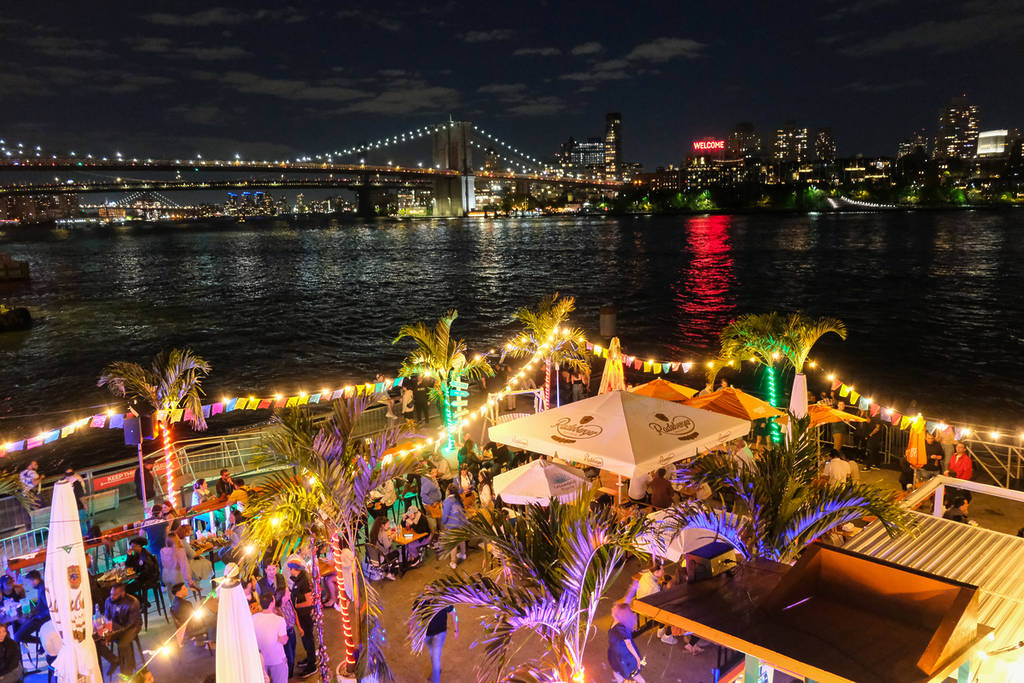 De beste restaurants en bars aan het water in NYC voor de zomer van 2026