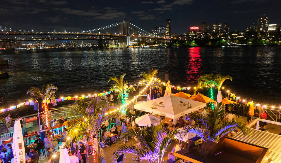 De beste restaurants en bars aan het water in NYC voor de zomer van 2026