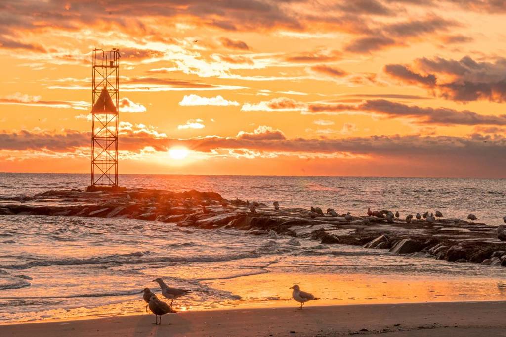Cette ville balnéaire victorienne historique, à une heure de New York — dont le nom remonte à la célèbre rivière de Shakespeare —, semble complètement figée dans le temps, avec ses vues panoramiques sur le front de mer, ses plages tranquilles et l’un des plus beaux fronts de rivière de la côte. 