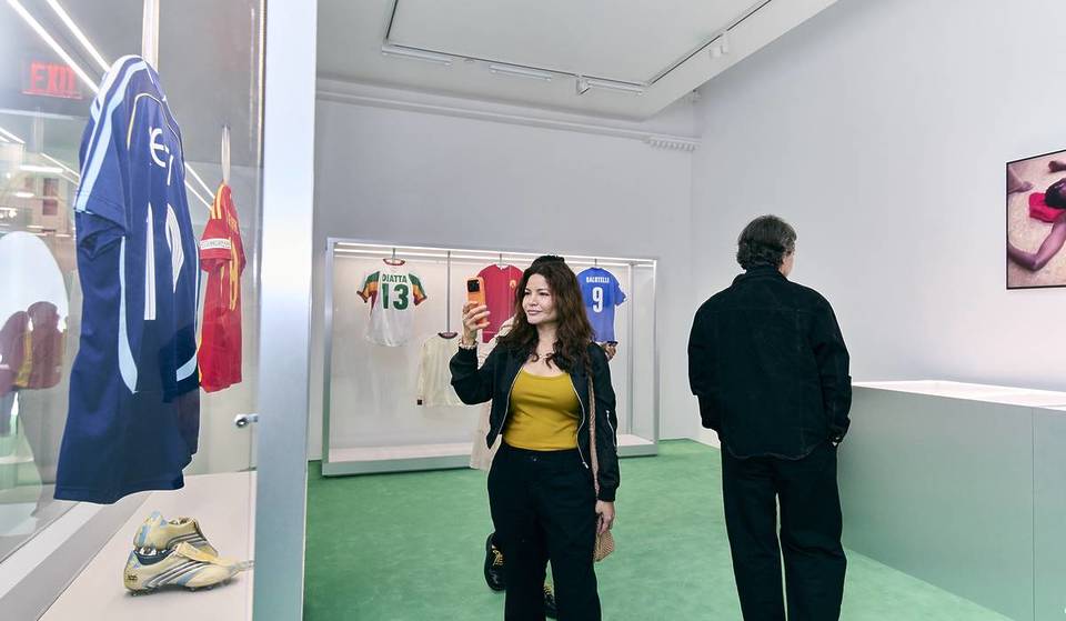 Una delle collezioni private di calcio più importanti al mondo è stata aperta al pubblico per la prima volta in assoluto a New York: tra i pezzi in mostra ci sono la maglia di Pelé del 1958, la prima divisa di Messi ai Mondiali e un caffè esclusivo gestito da un campione del mondo