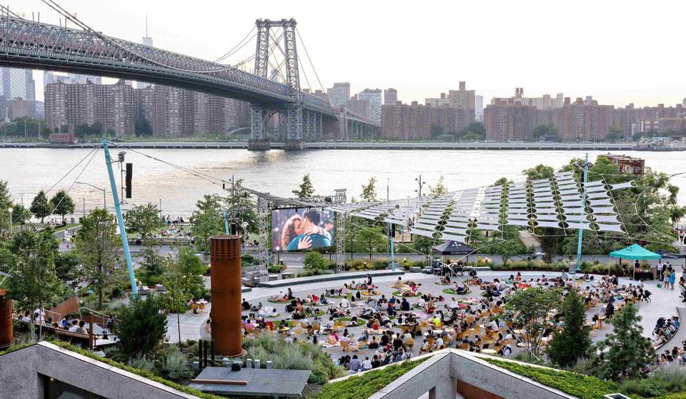 A série gratuita de filmes ao ar livre do Domino Park volta à orla de Williamsburg em julho para sua maior temporada até agora