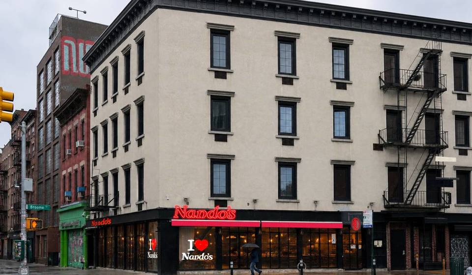 De cultfavoriet onder de PERi-PERi-kipketens, Nando’s, komt dit weekend eindelijk naar NYC – en alles is gratis
