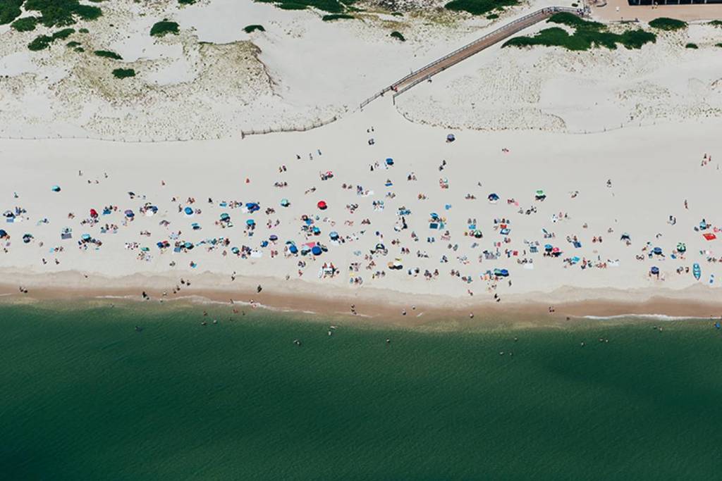 A apenas 1,5 horas de Nova York: essa ilha escondida na costa de Jersey tem um layout único com duas orlas — combinando 10 milhas de praias tranquilas de areia branca no Atlântico com uma baía serena, cheia de caiaques, que parece ter parado no tempo