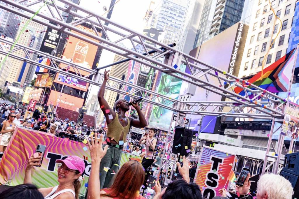 Questa settimana Times Square sta trasformando la piazza di Broadway per una grande serie di eventi gratuiti dedicati al Pride, con un mini ball, musica pop dal vivo e un finale in stile drag