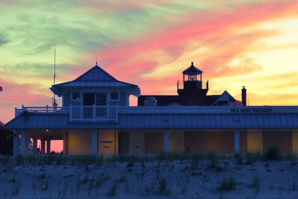 Dit piepkleine stadje aan de Jersey Shore, op 1 uur rijden van NYC, herbergt een historische vuurtoren en een van de rustigste stranden van New Jersey — en dat allemaal binnen een oppervlakte van slechts één vierkante mijl