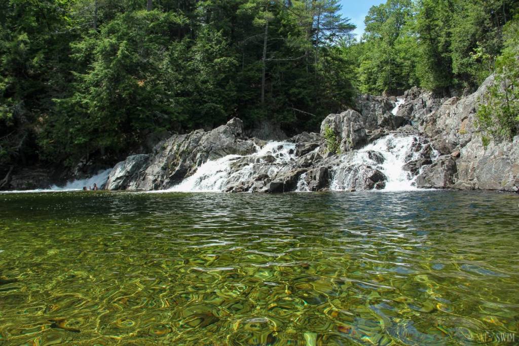 A soli 90 minuti da Manhattan si trova un’oasi naturale di montagna scavata nelle aspre pareti di granito, che offre acque glaciali cristalline, una cascata nascosta alta 12 piedi e una via di fuga dalle affollate piscine pubbliche della città