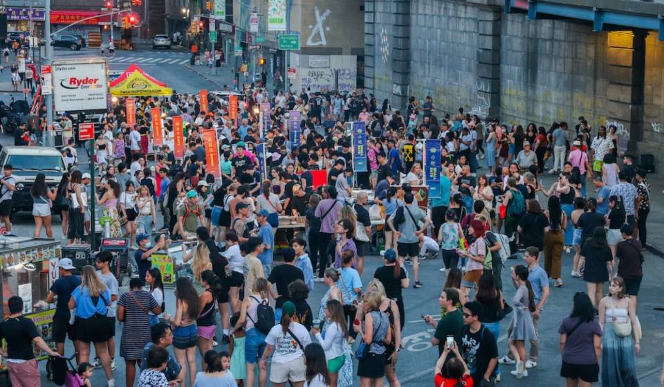 Stasera è la tua ultima occasione per vivere le “Chinatown Nights” a New York prima che scompaiano fino al prossimo anno, con musica dal vivo, bancarelle d’arte e cibo, spettacoli culturali e molto altro ancora