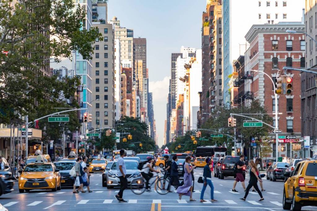 Newyorkesi comuni che camminano per le strade della città, a rappresentare i 450.000 residenti colpiti dai prossimi cambiamenti all’assicurazione sanitaria dell’Essential Plan dello Stato di New York