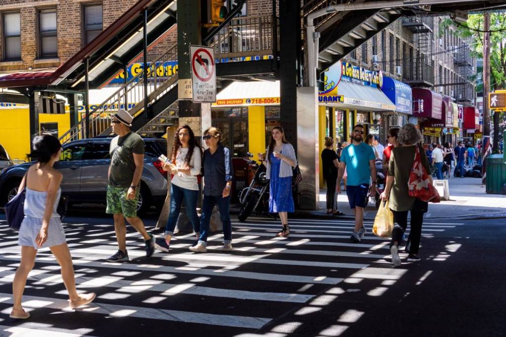 Sotto la linea ferroviaria sopraelevata nel quartiere di Astoria, nel Queens, a New York