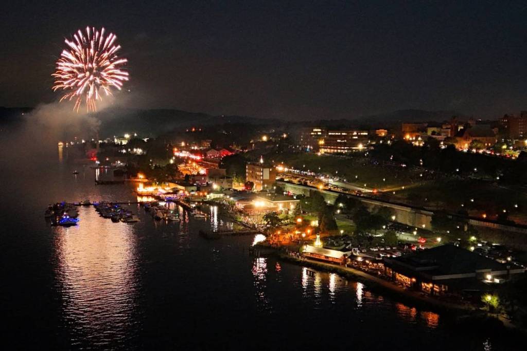 Op minder dan 2 uur van NYC: dit historische stadje in de Hudson Valley tovert zijn waterkant om tot een uitgestrekte route langs ambachtelijke drankjes uit de tijd van de Amerikaanse Onafhankelijkheidsoorlog voor het weekend van 4 juli