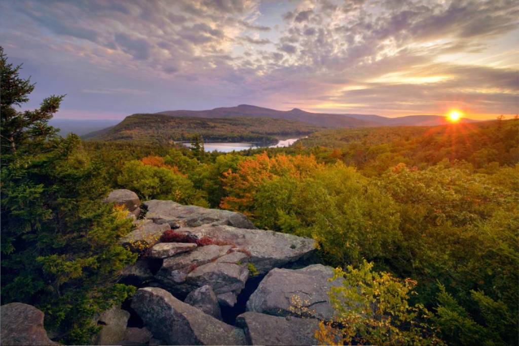 Esse santuário alpino escondido com dois lagos nas Catskills fica na beira de um penhasco histórico do século XIX — oferecendo águas glaciais cristalinas, cenários com pinheiros imponentes e muito menos gente do que na costa de Jersey