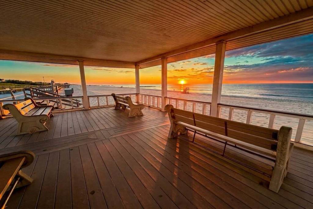 Située un peu plus loin sur la côte, dans le comté de Monmouth : cette paisible station balnéaire du New Jersey, surnommée la « Riviera irlandaise », est une véritable oasis estivale de l’Âge d’or