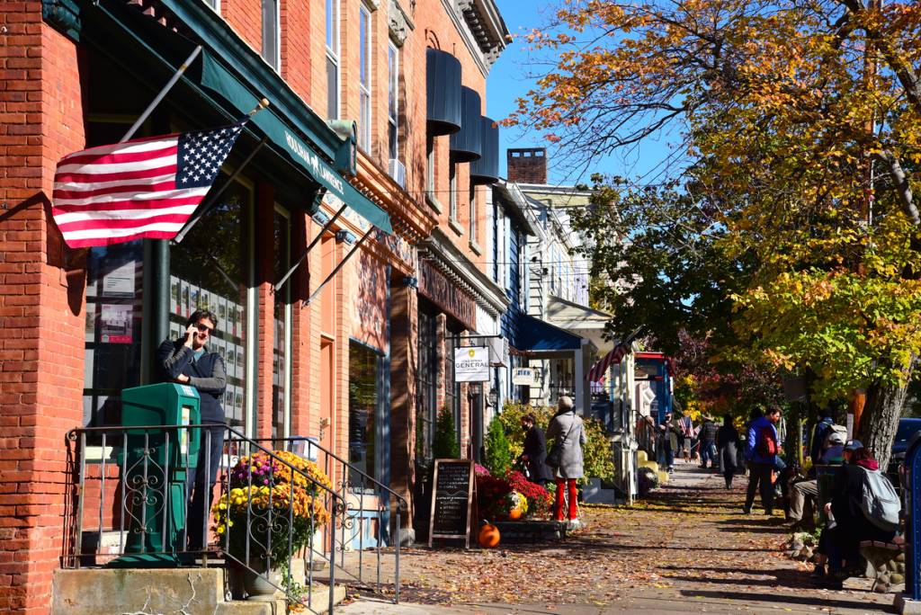 Un village riverain du XIXe siècle remarquablement bien préservé, à moins de deux heures de New York, qui respire le charme européen au bord de l’Hudson, avec un château historique à proximité