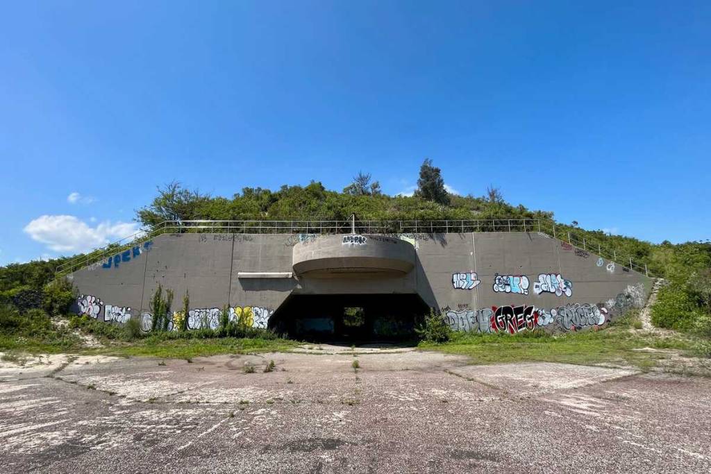 Escondida en los límites de Queens, esta base abandonada del Ejército de EE. UU. de 1917 cuenta con búnkeres de la Segunda Guerra Mundial en ruinas y playas de arena blanca muy apartadas