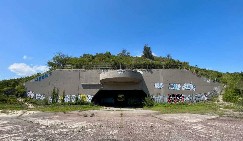 Verscholen aan de rand van Queens vind je deze verlaten basis van het Amerikaanse leger uit 1917, met vervallen bunkers uit de Tweede Wereldoorlog en super afgelegen witte zandstranden