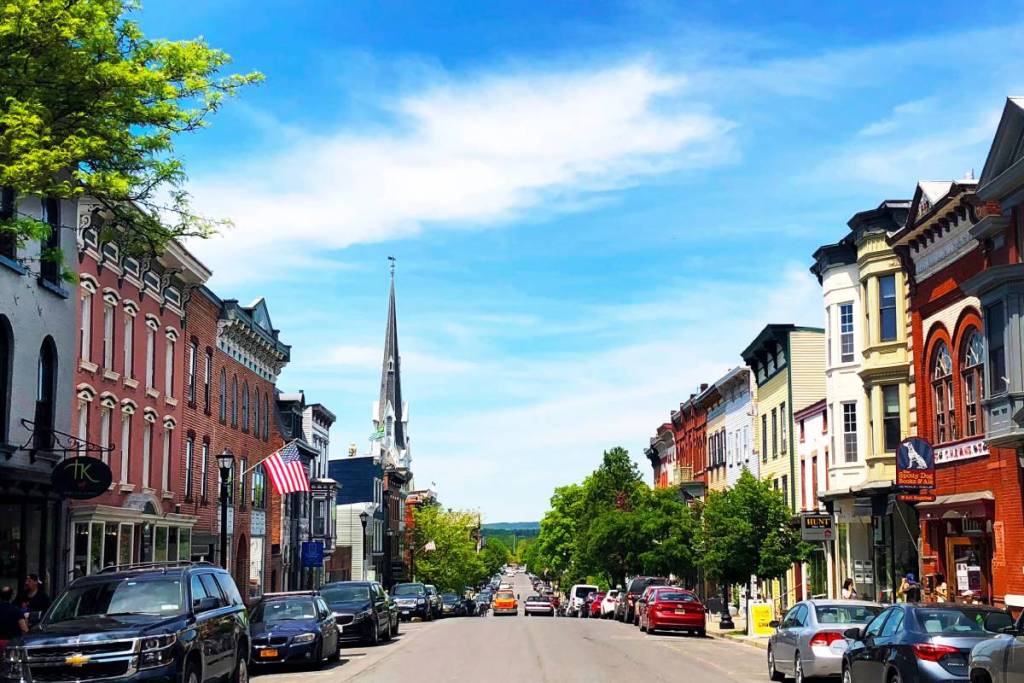 Questo tratto di sei isolati in una minuscola cittadina dello Stato di New York sembra un quartiere artistico europeo — e sta diventando una delle mete estive più gettonate per chi vuole scappare da New York