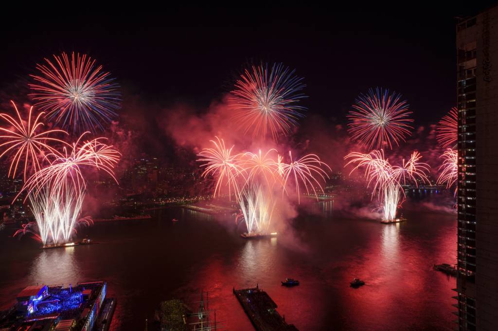De ultieme gids voor het vuurwerk van 4 juli 2026 in NYC: gratis plekken, dakterrassen en feesten aan het water