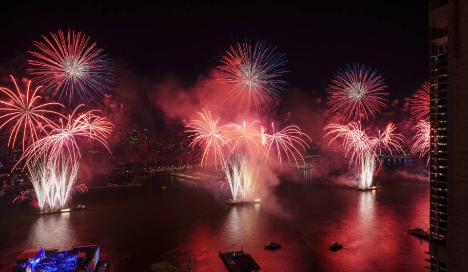 De ultieme gids voor het vuurwerk van 4 juli 2026 in NYC: gratis plekken, dakterrassen en feesten aan het water