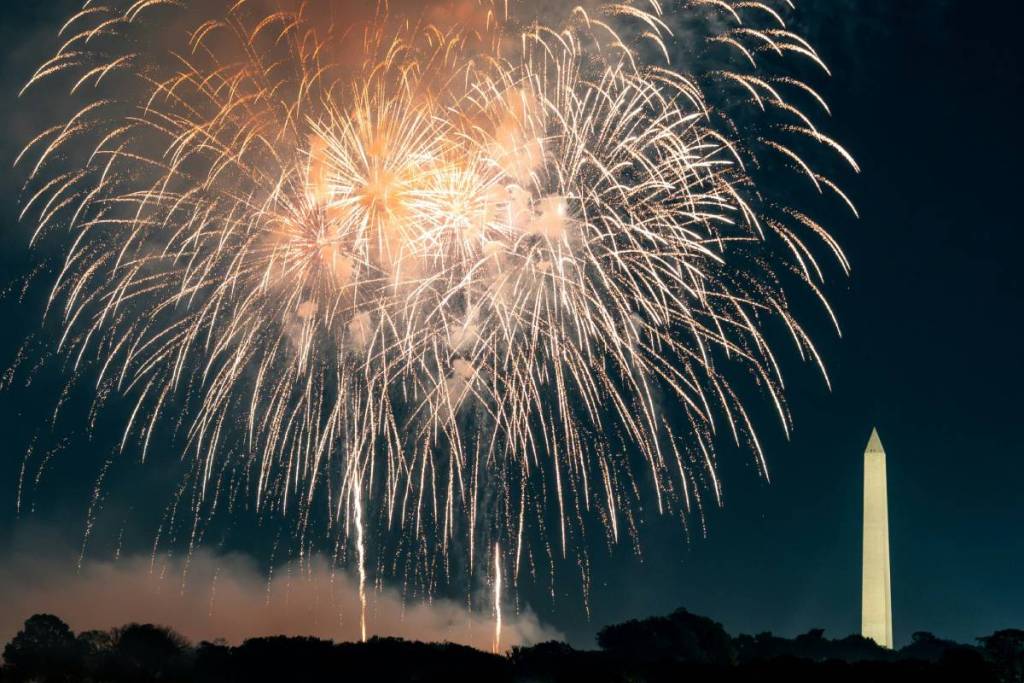 Questo viaggio in autobus da New York, che costa 24 dollari, ti porta direttamente a quello che si preannuncia come il più grande spettacolo pirotecnico del 4 luglio della storia mondiale, con oltre 800.000 fuochi d’artificio lanciati