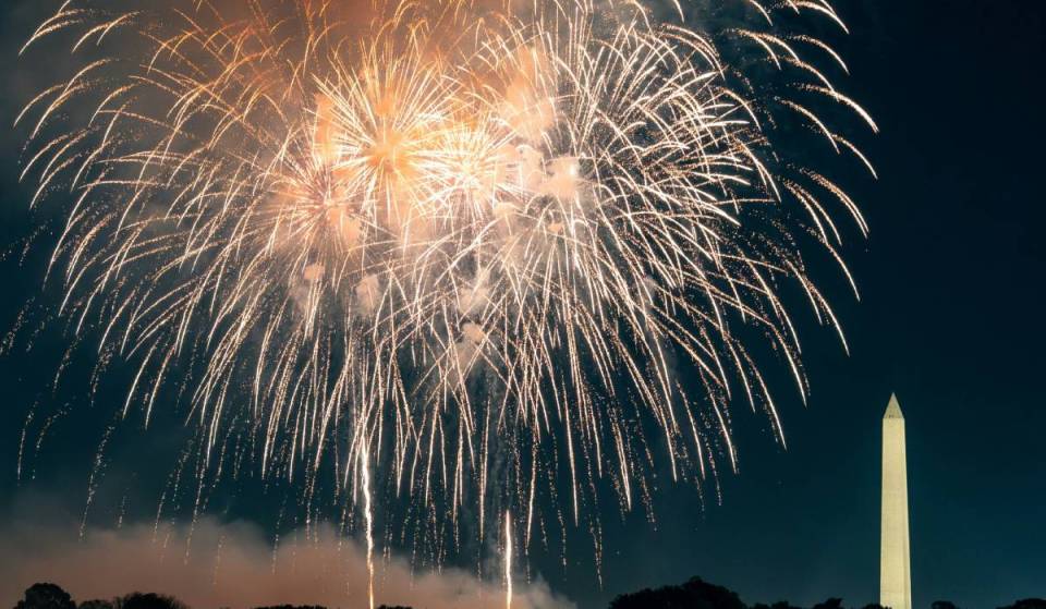 Ce trajet en bus à 24 $ depuis New York te mène directement à ce qui s’annonce comme le plus grand feu d’artifice du 4 juillet de l’histoire du monde, avec plus de 800 000 fusées lancées