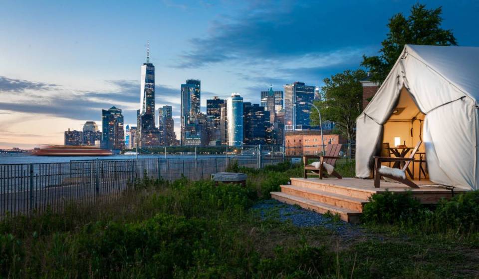 À seulement 8 minutes en ferry de Manhattan : ce refuge de glamping de luxe au bord de l’eau propose du yoga le matin, des s’mores tous les soirs et une vue imprenable sur la flottille de bateaux célébrant le 250e anniversaire, pendant le week-end du 4 juillet de cette année