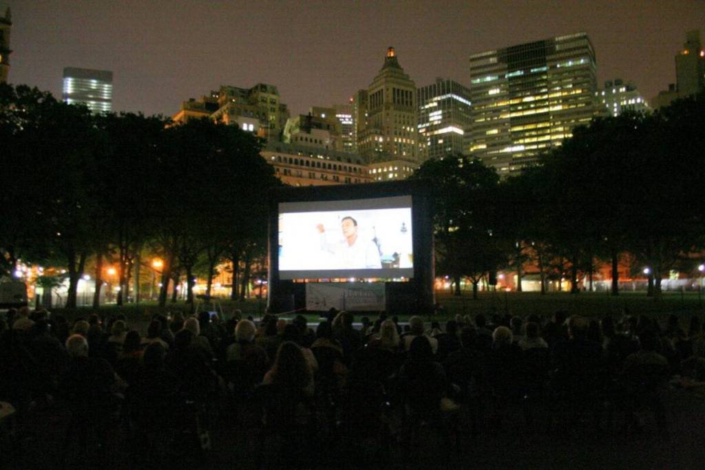 Lower Manhattan sta trasformando il suo lungomare per una grandiosa rassegna estiva di 15 giorni, con partite in diretta dei Mondiali, anteprime cinematografiche e ingresso gratuito