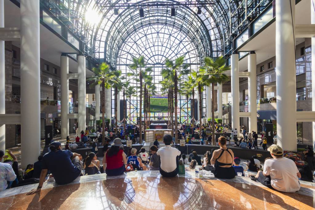 Bem no Lower Manhattan: o Brookfield Place acabou de transformar seu icônico Winter Garden em um enorme santuário da Copa do Mundo — e é totalmente de graça