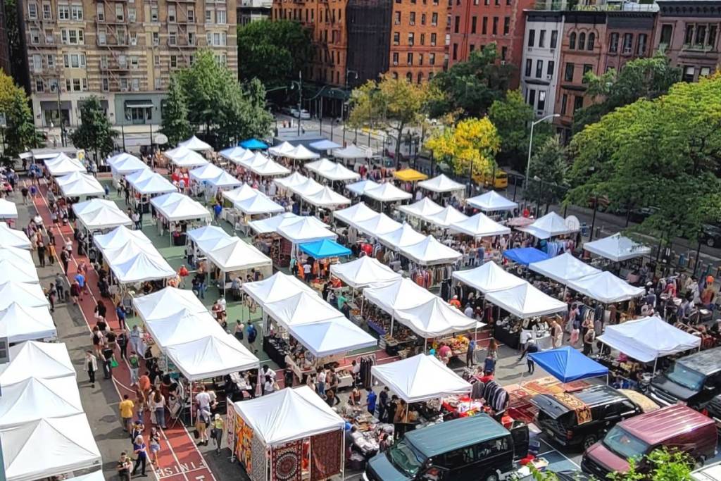 foto aerea dei venditori al Grand Bazaar NYC