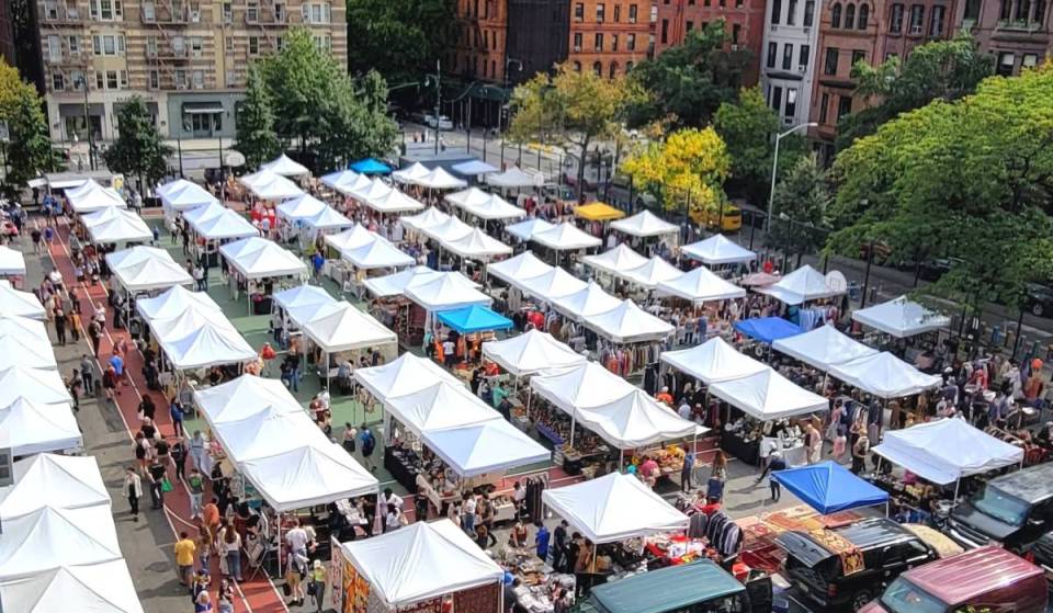 Pour la première fois en 47 ans d’existence, le marché hebdomadaire le plus ancien, le plus grand et le plus éclectique de New York s’installe à Brooklyn ce mois de juillet — avec une sélection triée sur le volet d’artisans, de marchands vintage et de créateurs