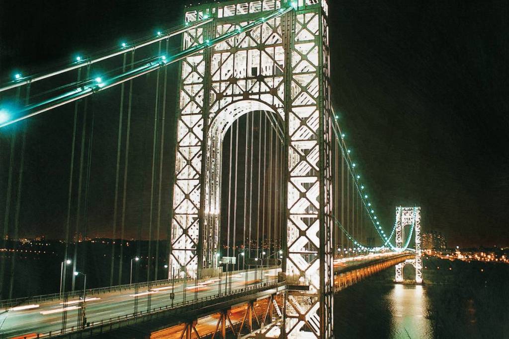 luzes das torres da ponte George Washington acesas