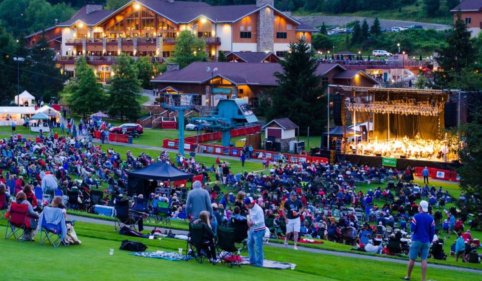 Surtout connu pour ses célèbres pistes de ski en hiver, ce village alpin de l’ouest de l’État de New York se transforme en un festival de musique estival de trois jours pour le week-end du 4 juillet, avec des concerts au pied des pistes et un feu d’artifice pour le 250e anniversaire