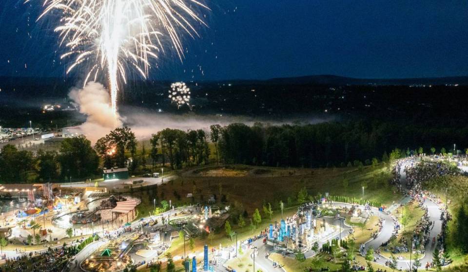 À seulement 90 minutes de New York : ce complexe de 150 acres organise ce week-end une fête de quartier pour le 4 juillet avec des feux d’artifice en 3D qui se transforment en briques LEGO tombant du ciel