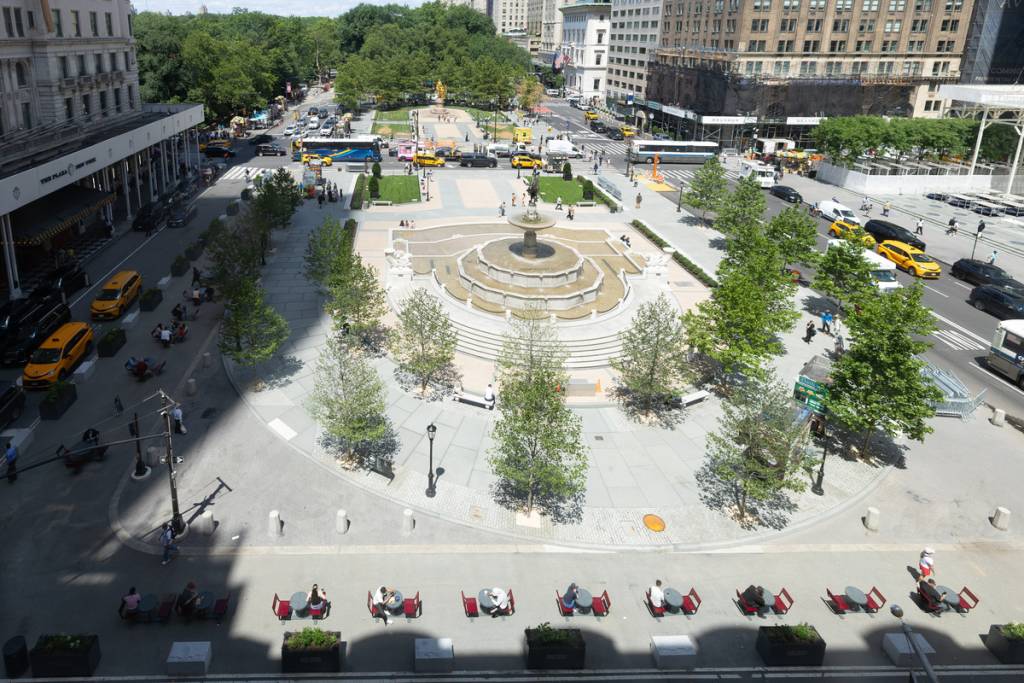 Après des années de surpeuplement, New York inaugure enfin aujourd’hui une toute nouvelle oasis piétonne de 64 places sur la Cinquième Avenue — avec un pop-up parisien exclusif