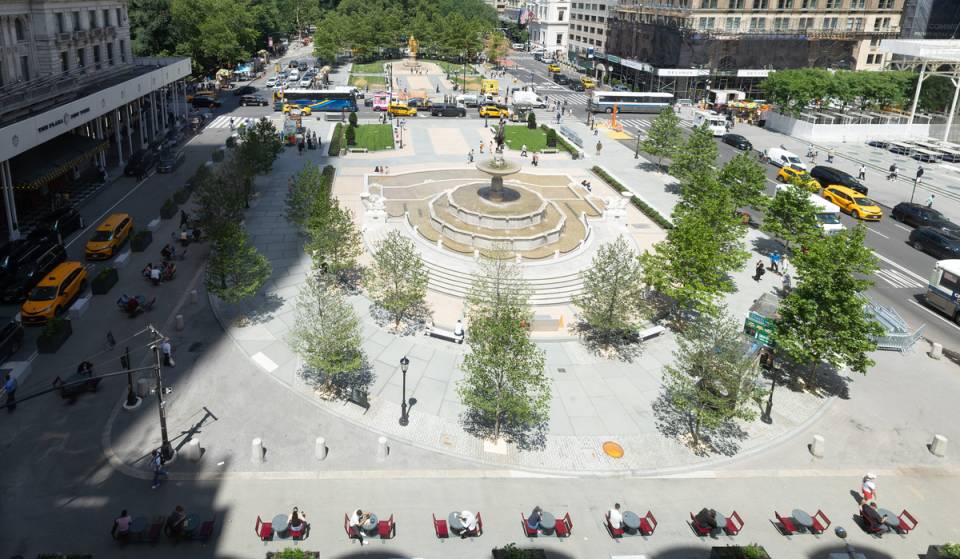 Dopo anni di affollamento, oggi New York inaugura finalmente una nuovissima oasi pedonale da 64 posti sulla Fifth Avenue — con un esclusivo pop-up parigino