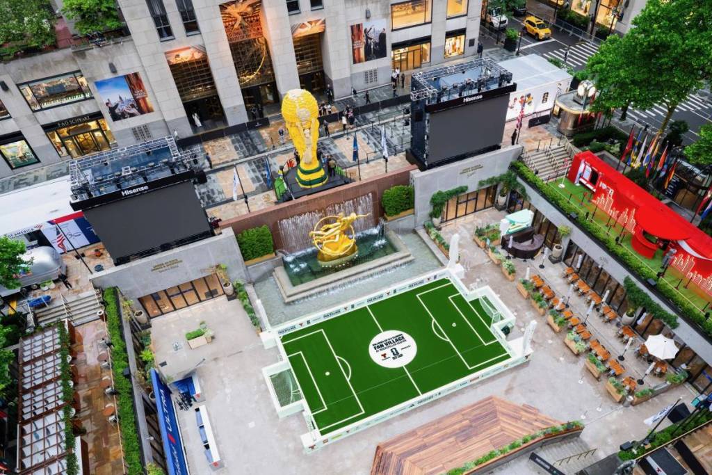 Das Rockefeller Center hat sich bis zum 19. Juli offiziell in ein riesiges WM-Fan-Dorf verwandelt – mit kostenlosen Spielübertragungen auf 26-Fuß-Bildschirmen, Fußball-Workshops und Filmabenden