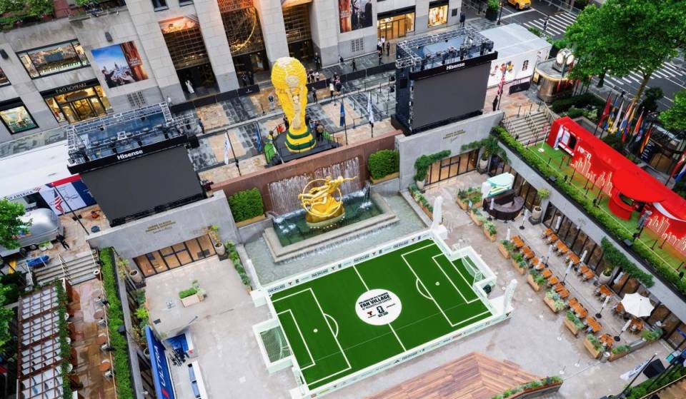 Il Rockefeller Center si è ufficialmente trasformato in un enorme villaggio dei tifosi della Coppa del Mondo fino al 19 luglio — con trasmissioni gratuite delle partite su schermi da 26 piedi, corsi di calcio e serate cinema