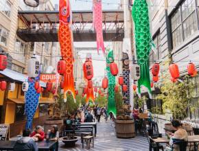 Das, was einem Besuch in Tokio am nächsten kommt: Dieses „Japanese Village“ in Brooklyn wurde gerade um 50.000 Quadratfuß erweitert – mit Essen, Shopping und Live-Sumo-Kämpfen