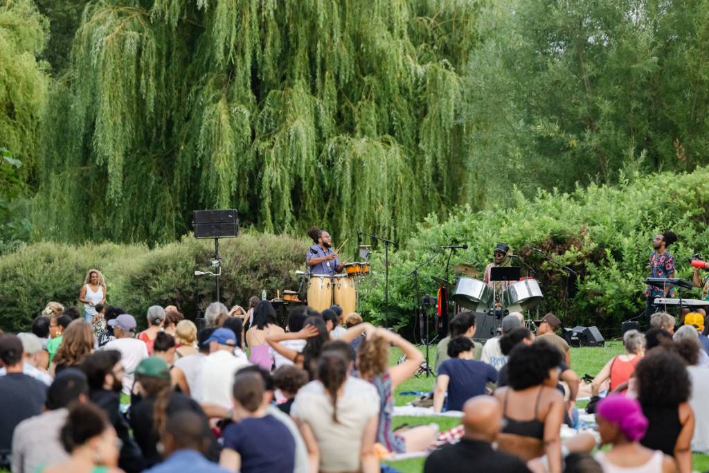 O Jardim Botânico do Brooklyn está trazendo de volta sua grande série de jazz ao ar livre por três quintas-feiras — com visitas guiadas às plantas, música ao vivo e bares pop-up