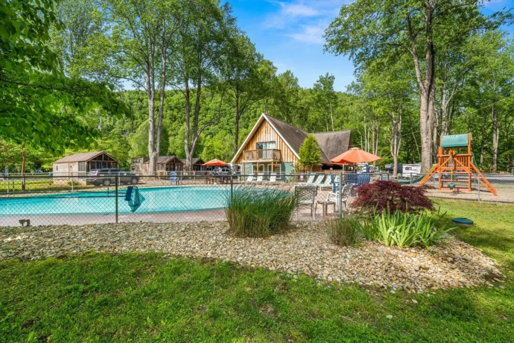 El mejor camping de playa de Nueva York cuenta con un lago privado de una milla de largo, parcelas a orillas del agua y miles de acres para explorar