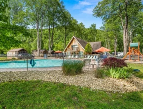 New Yorks bester Strand-Campingplatz verfügt über einen eigenen, eine Meile langen See, Stellplätze direkt am Wasser und Tausende von Acres, die es zu erkunden gilt