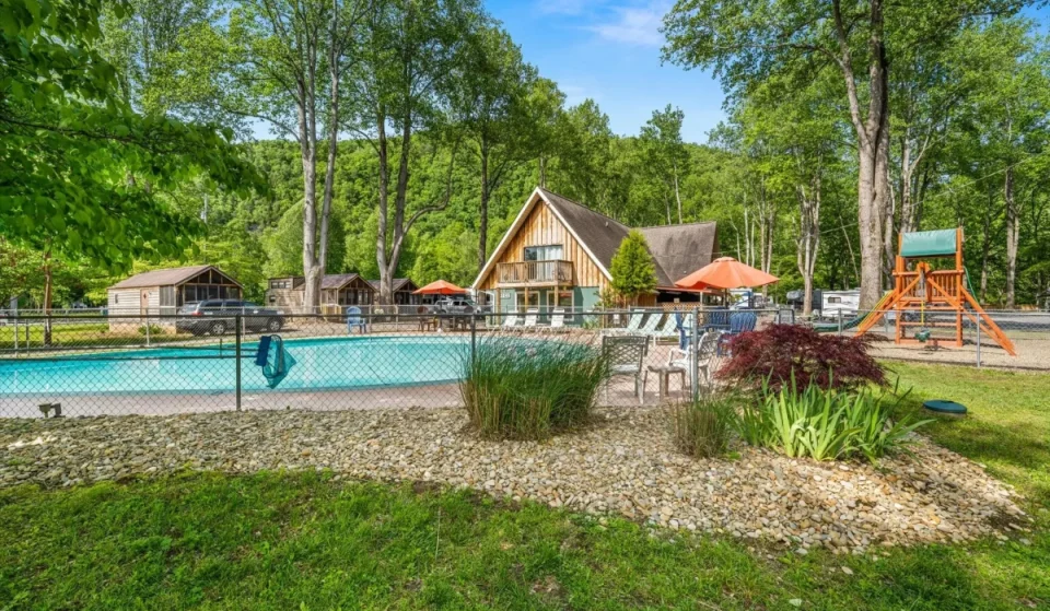 El mejor camping de playa de Nueva York cuenta con un lago privado de una milla de largo, parcelas a orillas del agua y miles de acres para explorar