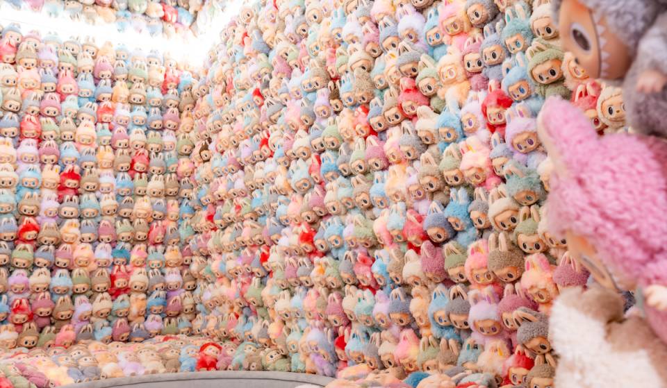 Per la prima volta in assoluto, quest’estate New York ospita una gigantesca mostra dedicata a Labubu di 6.000 piedi quadrati, con 9 gallerie