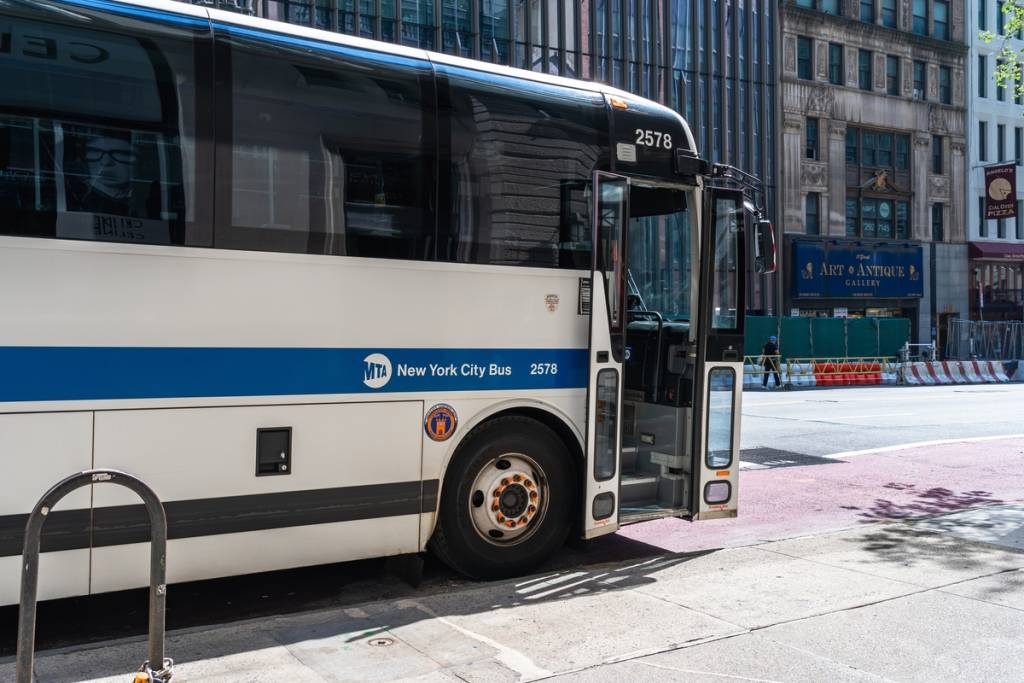 NYC gestaltet offiziell 50 wichtige Nahverkehrskorridore neu, um die Busfahrten zu beschleunigen, und ersetzt 40 % seiner veralteten Flotte durch 2.500 moderne Busse