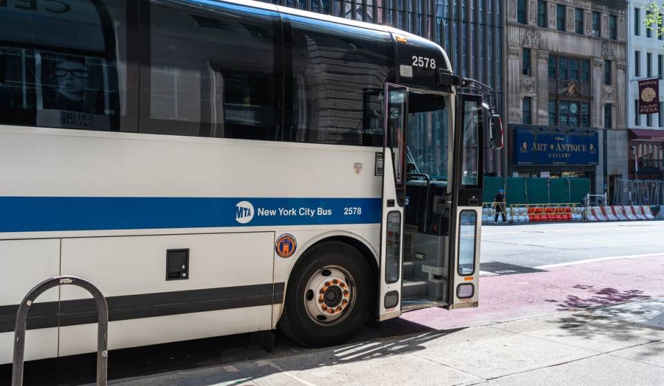 New York sta ufficialmente riprogettando 50 dei principali corridoi di trasporto pubblico per velocizzare gli spostamenti in autobus e sta sostituendo il 40% della sua flotta ormai obsoleta con 2.500 autobus moderni